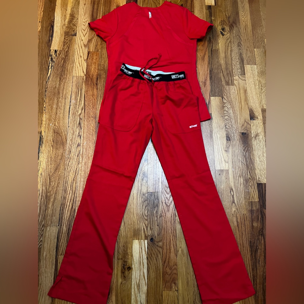 Greys pre owned in Great condition XS TOP AND XXS Bottoms. Red